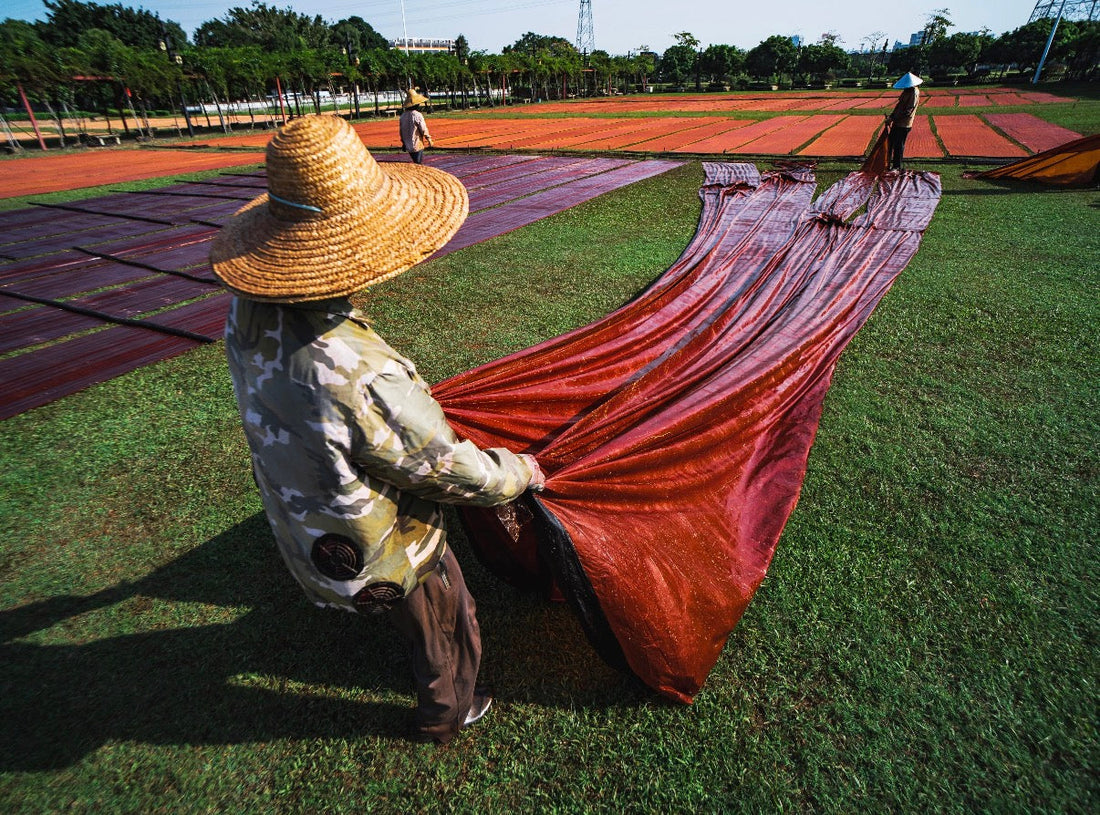 Why We "Torture" Our Silk: 30 Dips, River Mud, and the Alchemy of Xiangyunsha